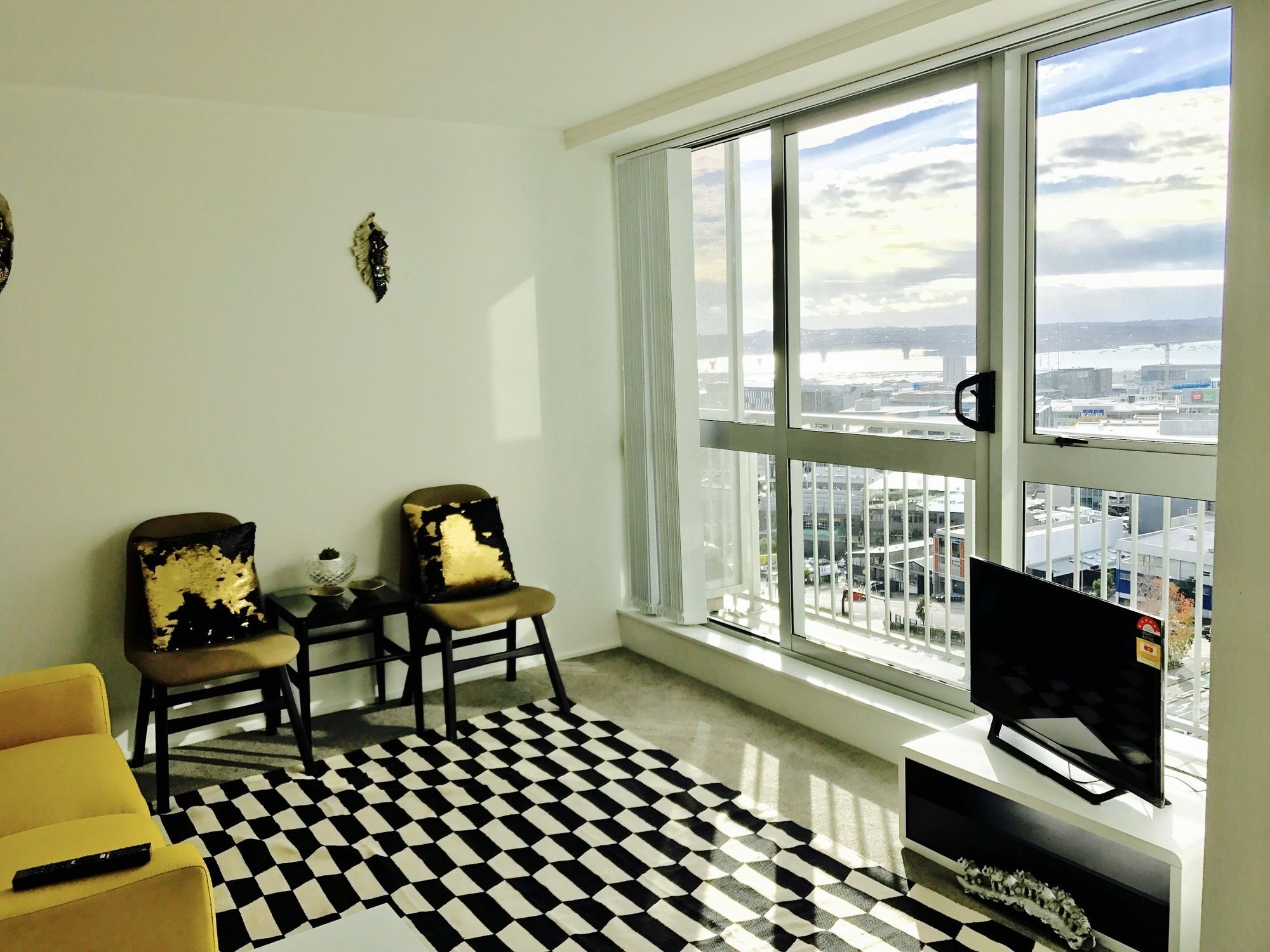 Cosy Two Bedroom High Rise Apartment *