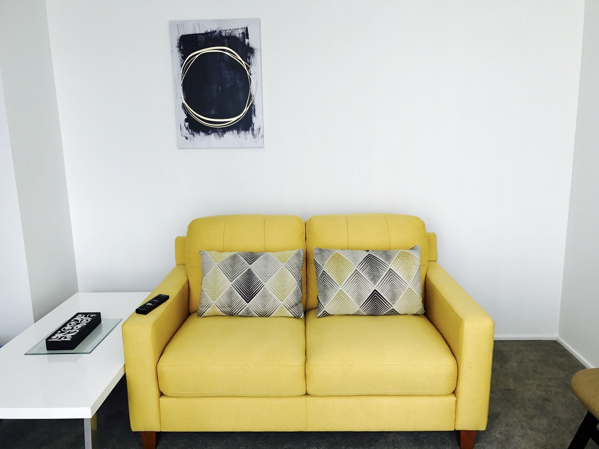 Cosy Two Bedroom High Rise Apartment *